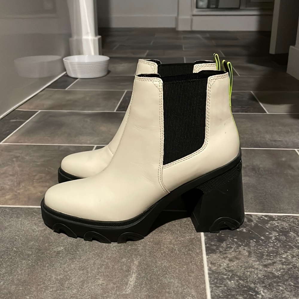 Sorel platform heeled boot size 9 worn once